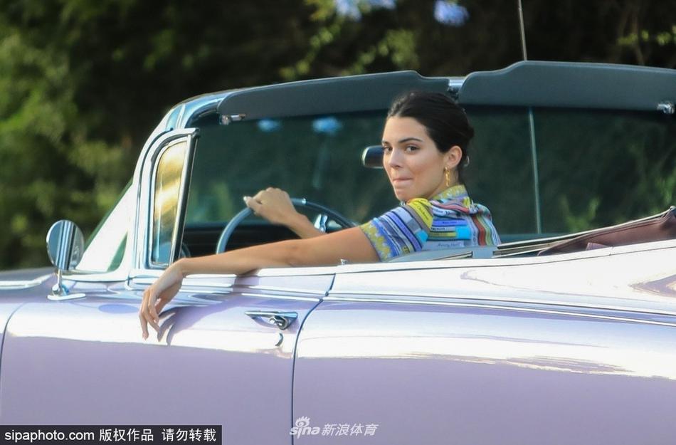 詹娜和朋友驾驶复古敞篷车拉风