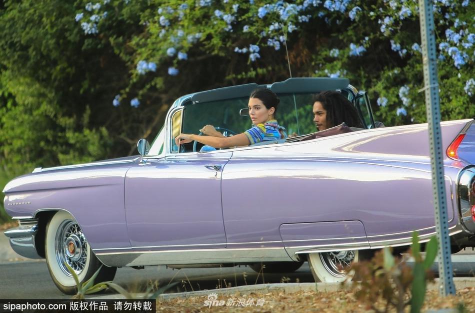 詹娜和朋友驾驶复古敞篷车拉风