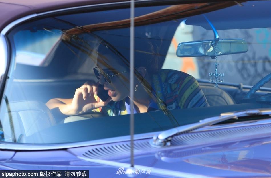 詹娜和朋友驾驶复古敞篷车拉风