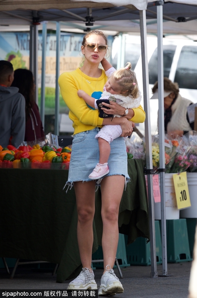 C罗前女友抱娃外出 辣妈范十足