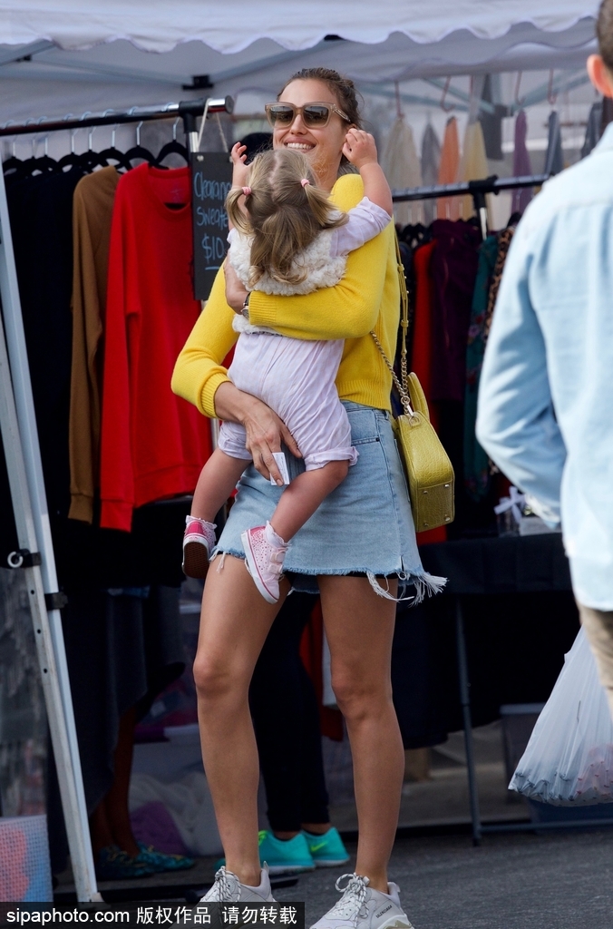 C罗前女友抱娃外出 辣妈范十足