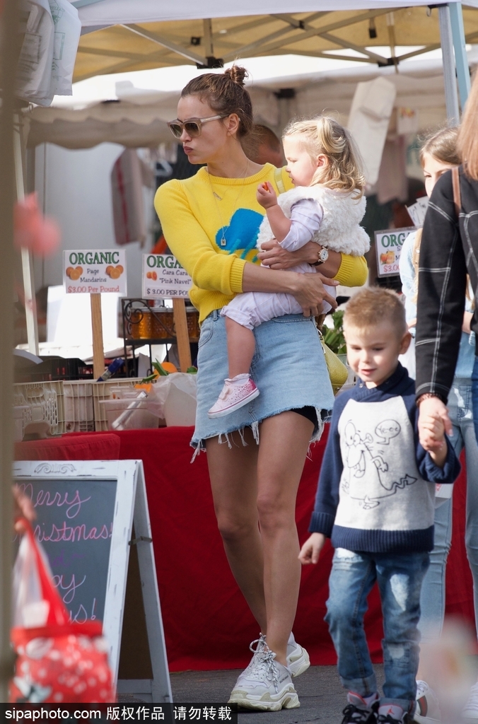 C罗前女友抱娃外出 辣妈范十足