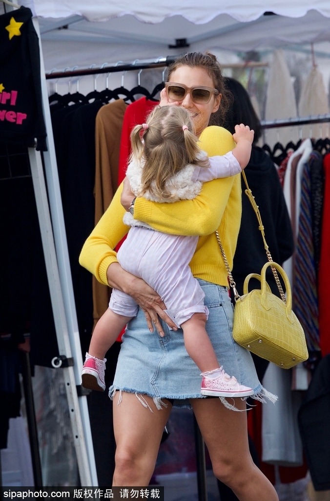 C罗前女友抱娃外出 辣妈范十足