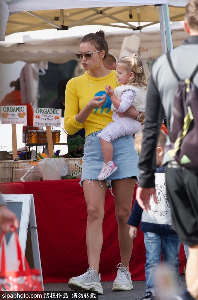 C罗前女友抱娃外出 辣妈范十足