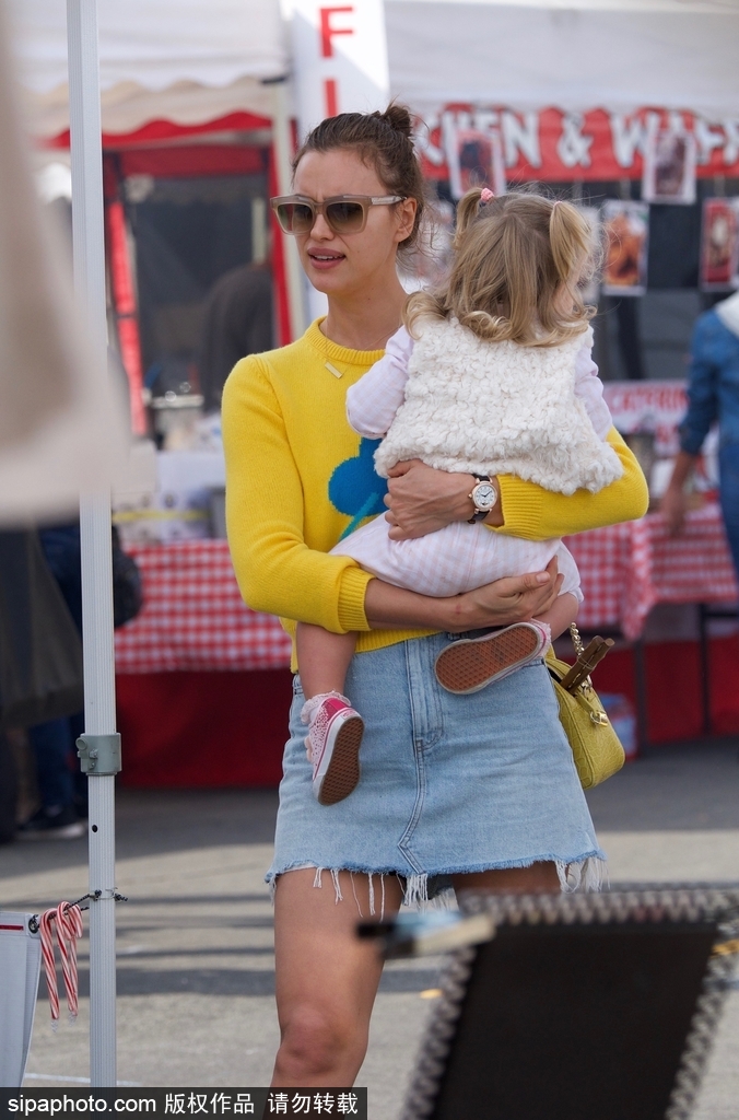 C罗前女友抱娃外出 辣妈范十足