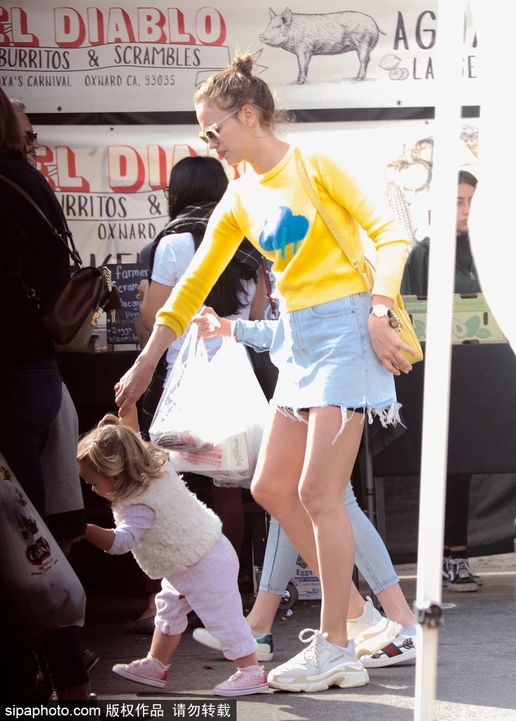 C罗前女友抱娃外出 辣妈范十足