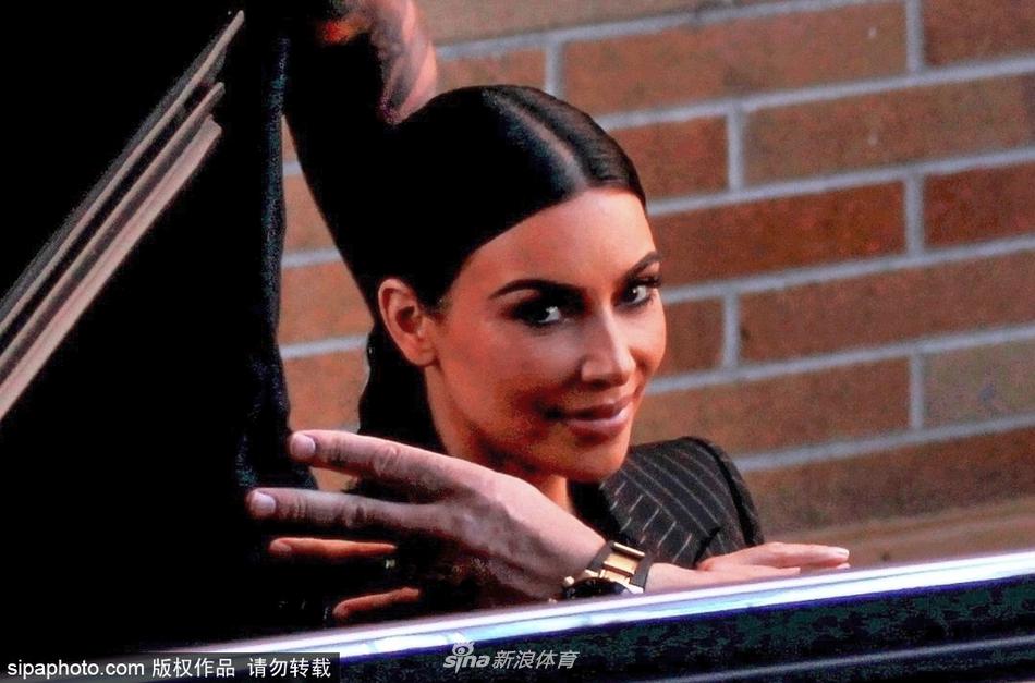 金・卡戴珊惊喜现身自家店铺