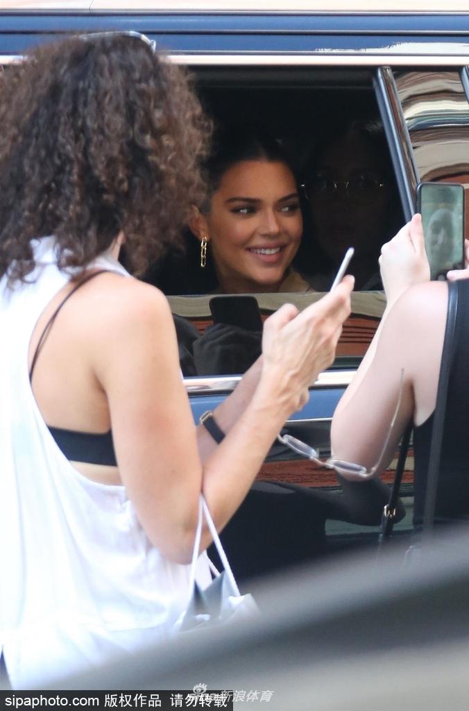 肯达尔・詹娜潮装外出秀美腿