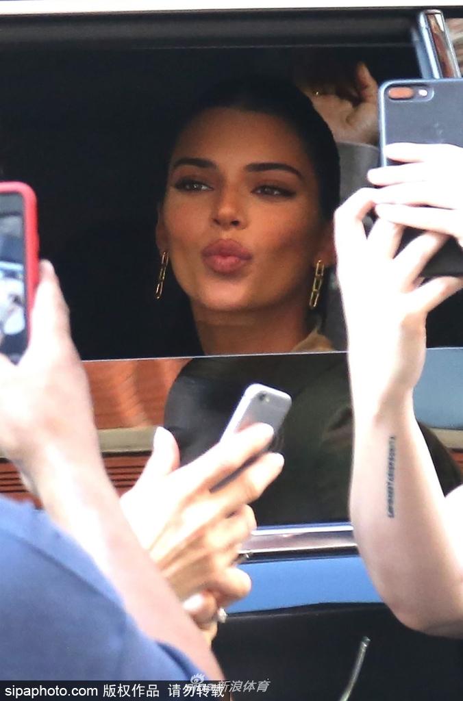 肯达尔・詹娜潮装外出秀美腿