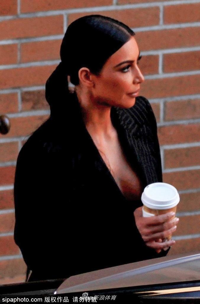 金・卡戴珊惊喜现身自家店铺