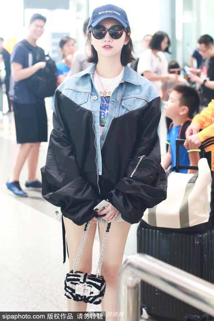 张继科女友景甜性感超短裤现身北京机场