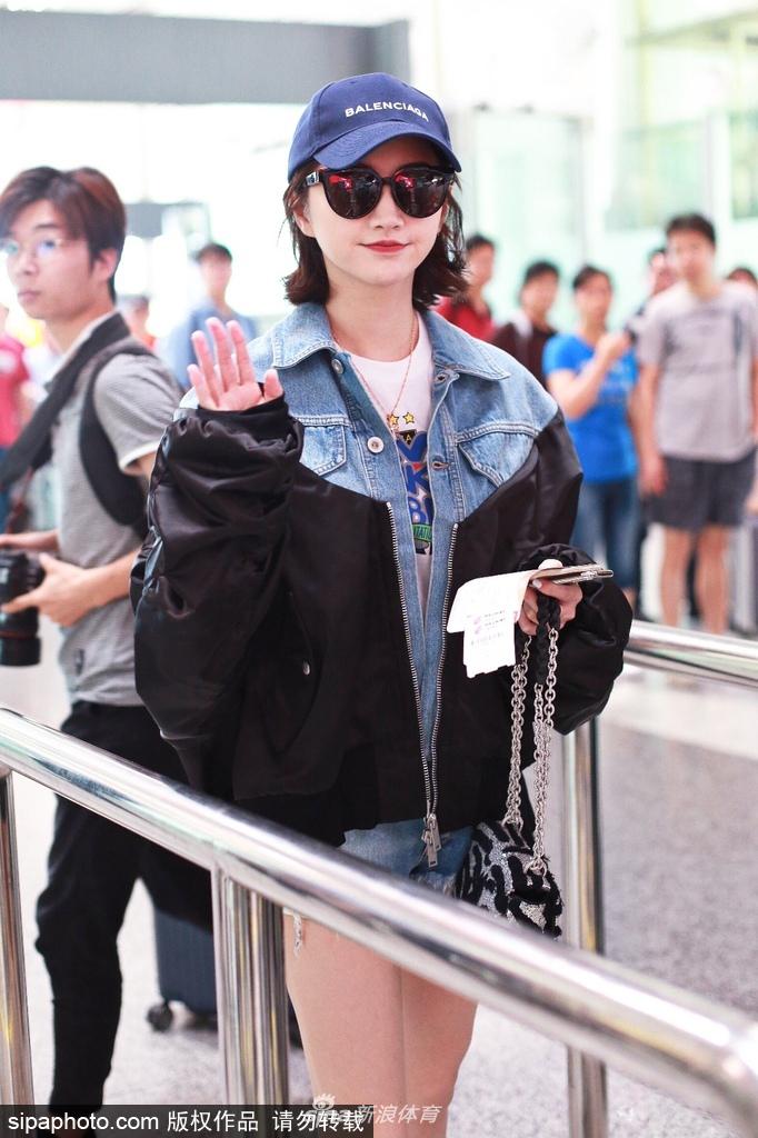 张继科女友景甜性感超短裤现身北京机场