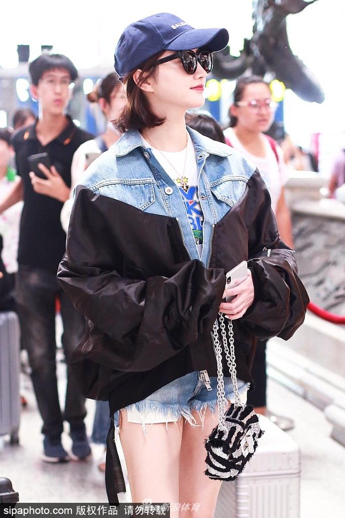 张继科女友景甜性感超短裤现身北京机场