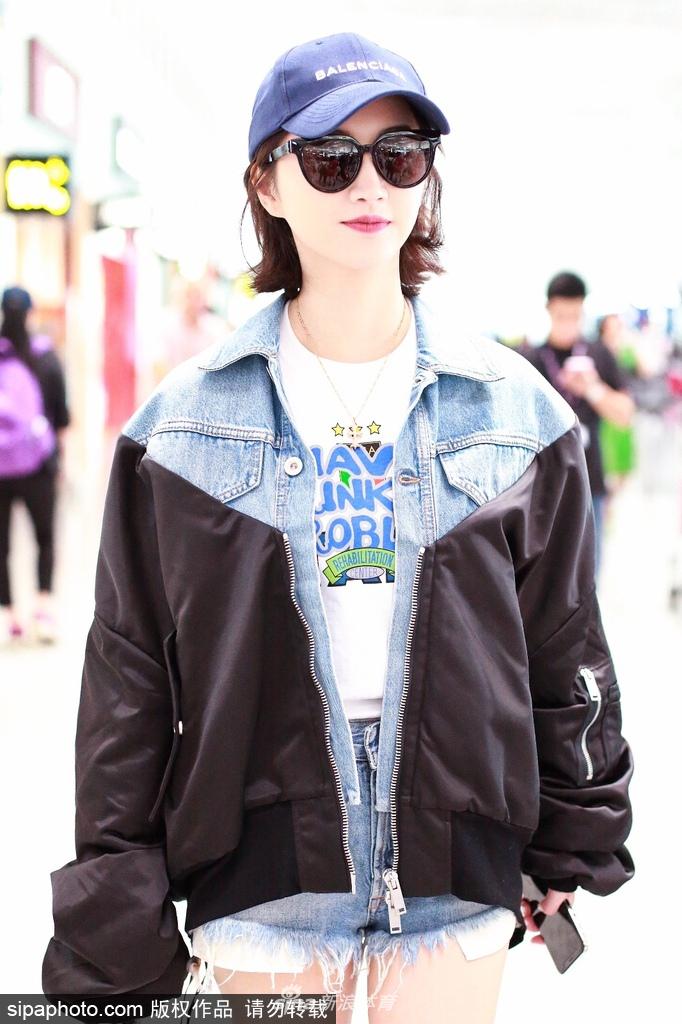 张继科女友景甜性感超短裤现身北京机场