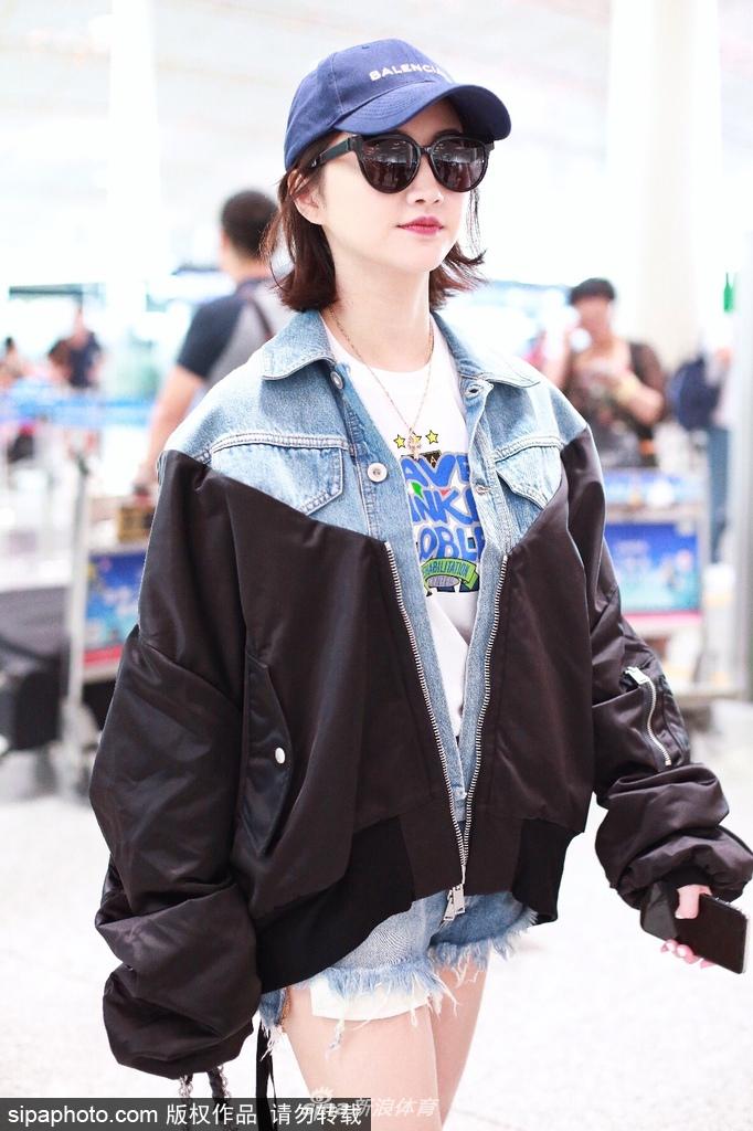 张继科女友景甜性感超短裤现身北京机场