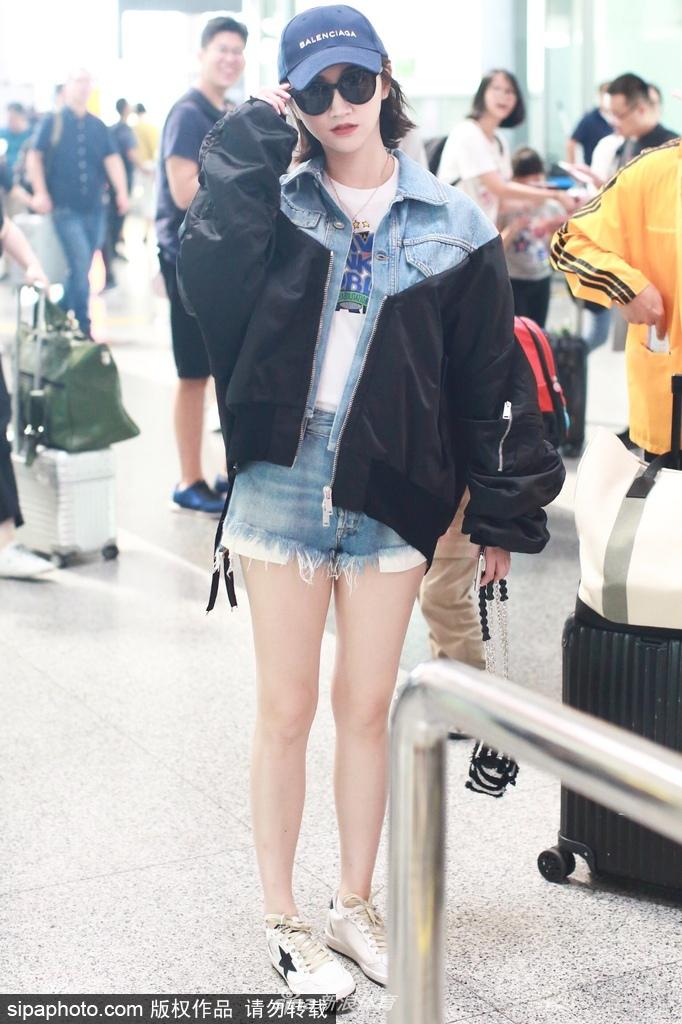 张继科女友景甜性感超短裤现身北京机场