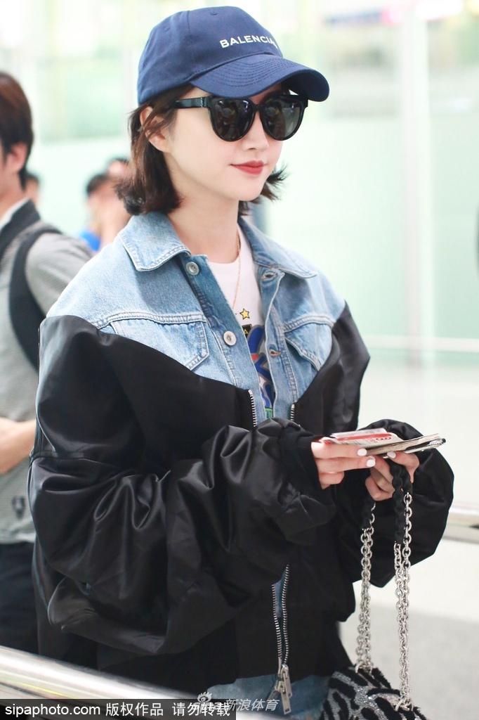 张继科女友景甜性感超短裤现身北京机场