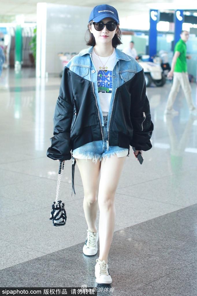 张继科女友景甜性感超短裤现身北京机场