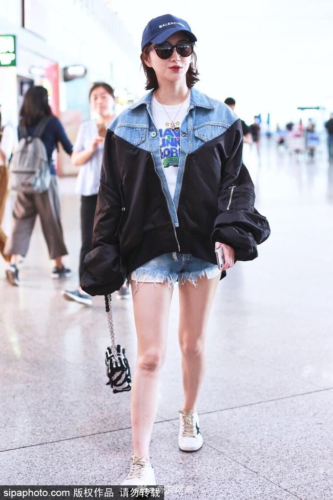 张继科女友景甜性感超短裤现身北京机场