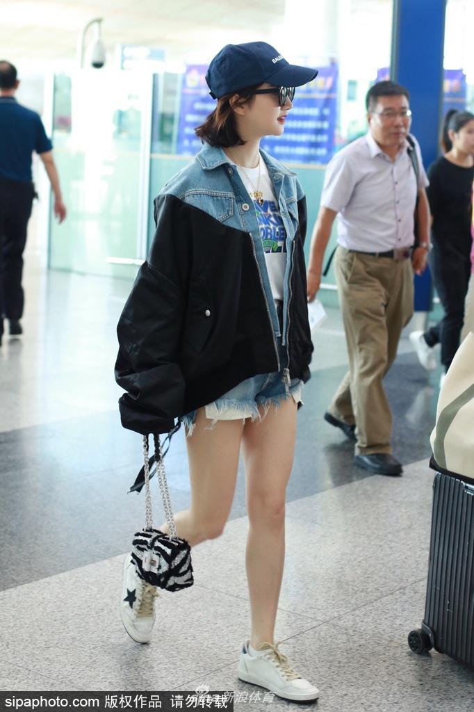 张继科女友景甜性感超短裤现身北京机场