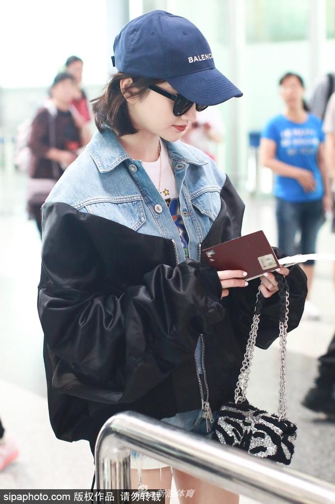 张继科女友景甜性感超短裤现身北京机场