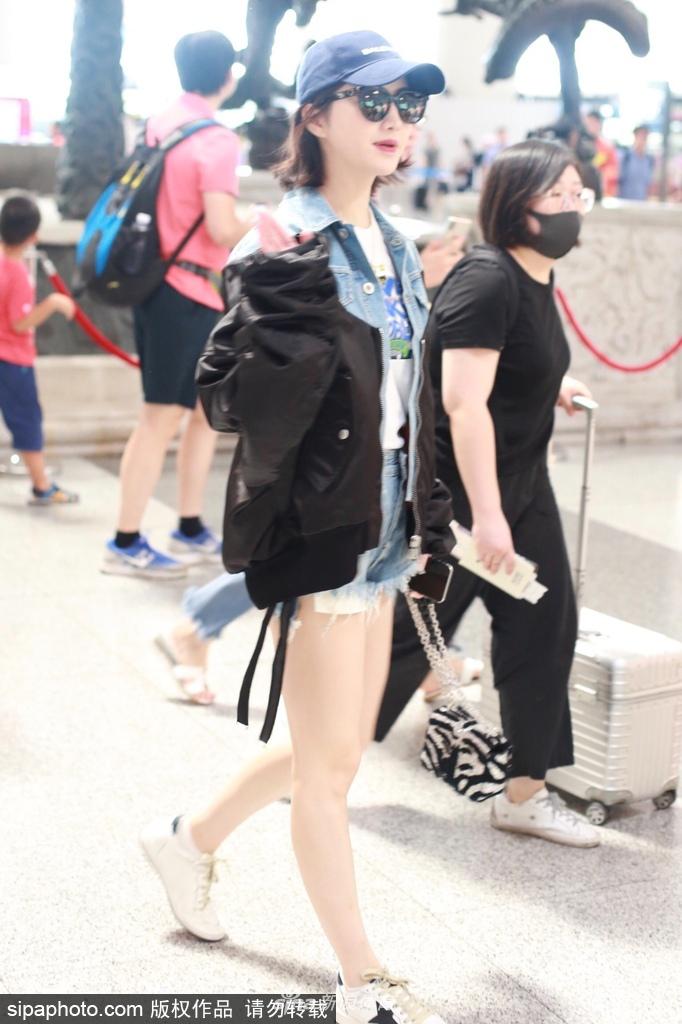 张继科女友景甜性感超短裤现身北京机场