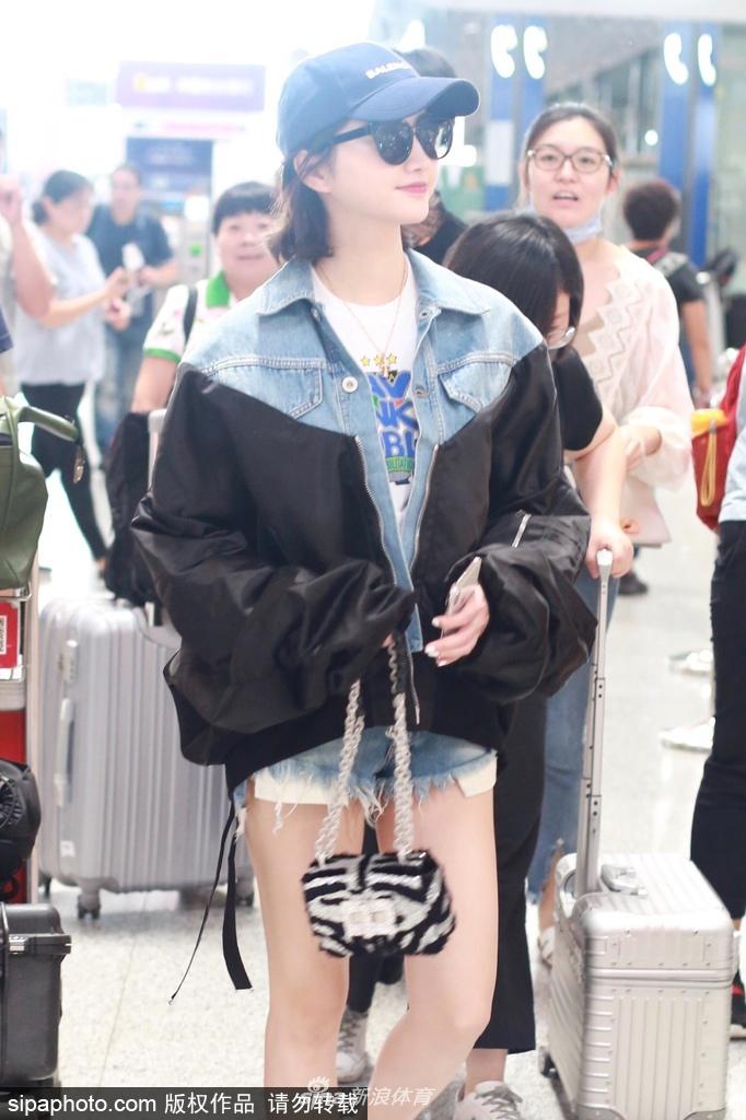 张继科女友景甜性感超短裤现身北京机场