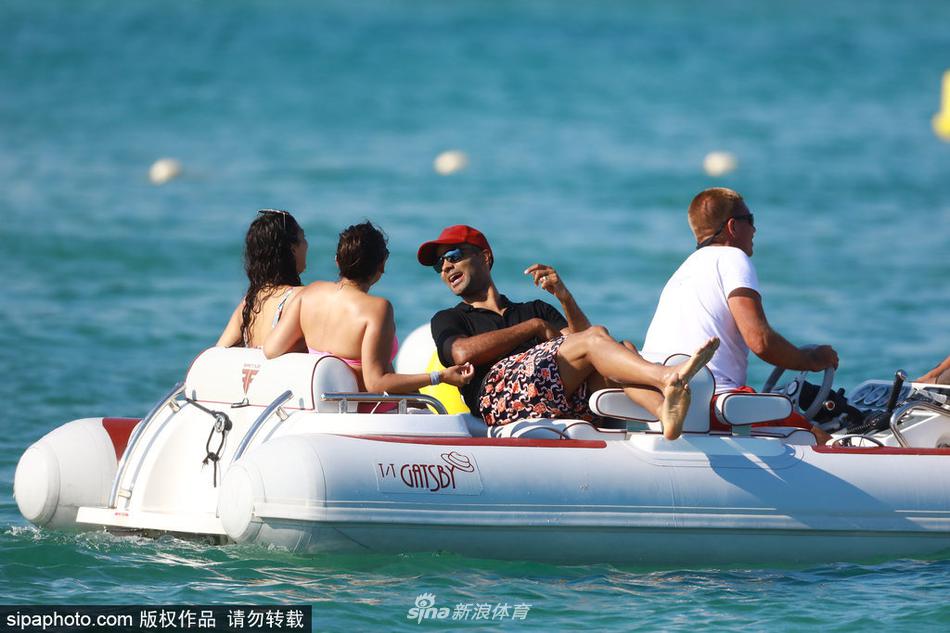 托尼帕克和妻子海滩度假 甜蜜骑摩托艇