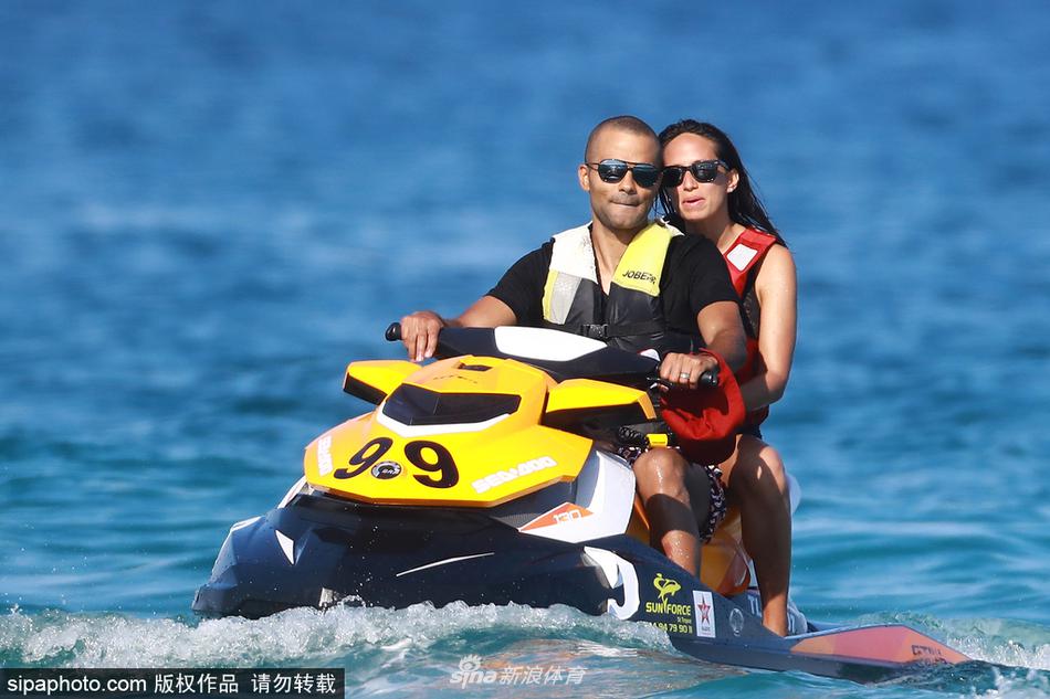 托尼帕克和妻子海滩度假 甜蜜骑摩托艇