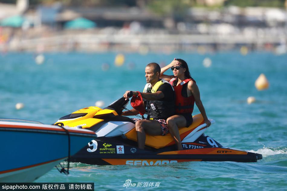 托尼帕克和妻子海滩度假 甜蜜骑摩托艇