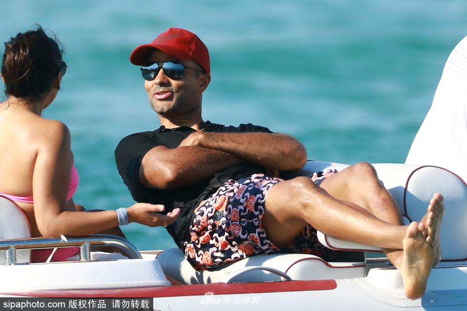 托尼帕克和妻子海滩度假 甜蜜骑摩托艇