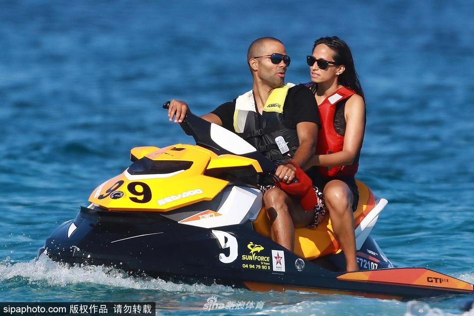 托尼帕克和妻子海滩度假 甜蜜骑摩托艇