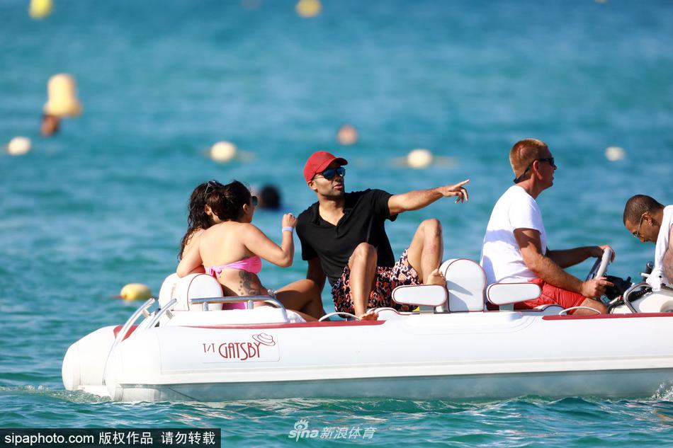 托尼帕克和妻子海滩度假 甜蜜骑摩托艇