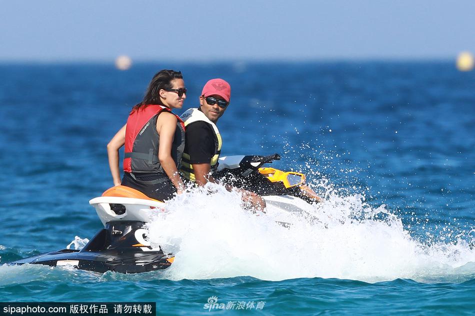 托尼帕克和妻子海滩度假 甜蜜骑摩托艇