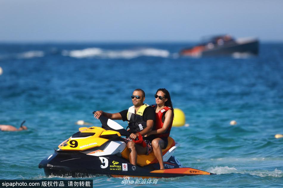 托尼帕克和妻子海滩度假 甜蜜骑摩托艇