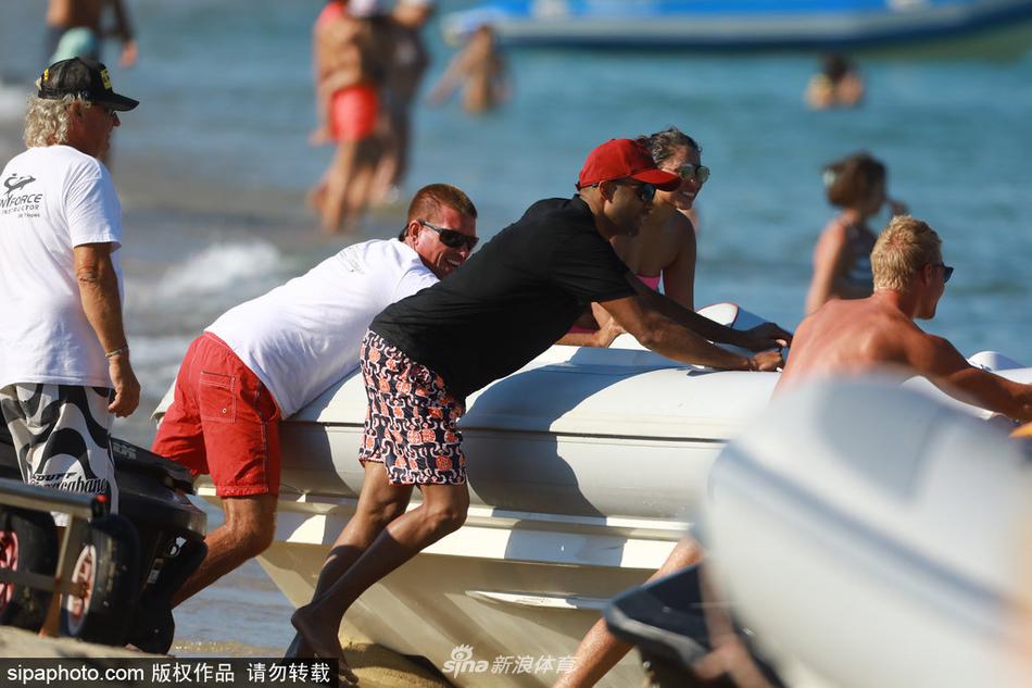 托尼帕克和妻子海滩度假 甜蜜骑摩托艇