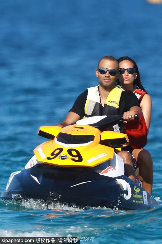 托尼帕克和妻子海滩度假 甜蜜骑摩托艇