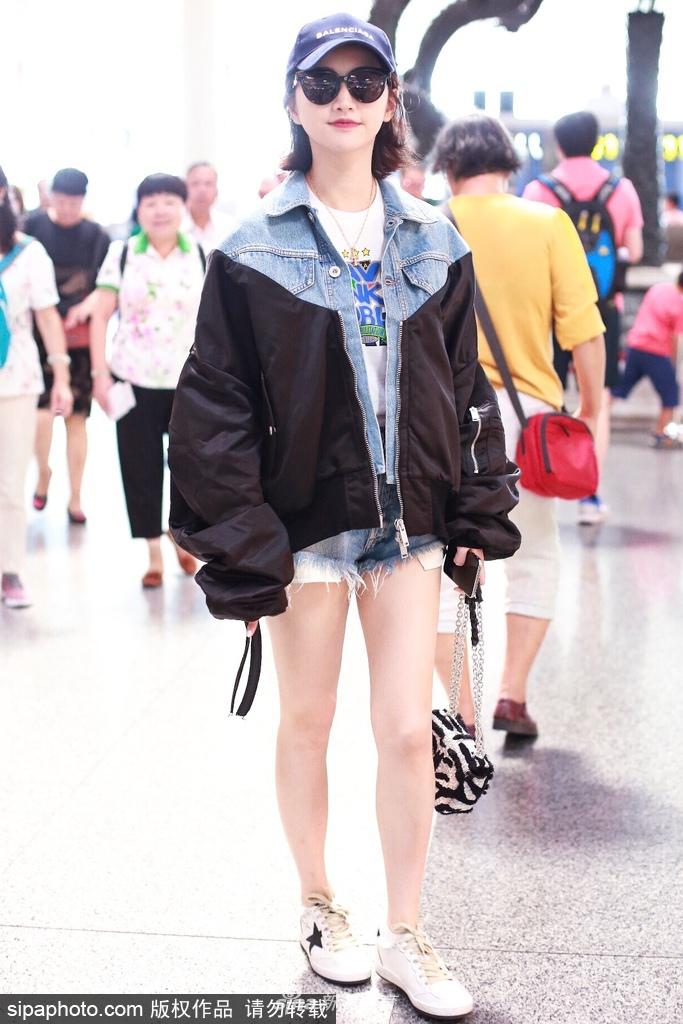 张继科女友景甜性感超短裤现身北京机场