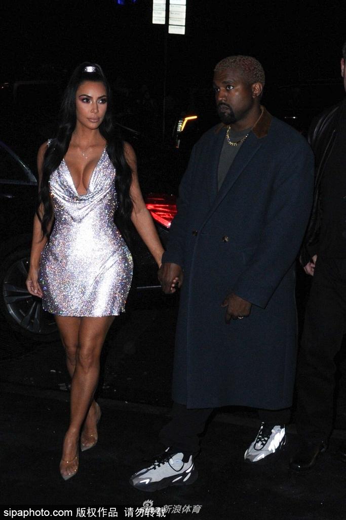 金・卡戴珊与侃爷夜晚现身观秀