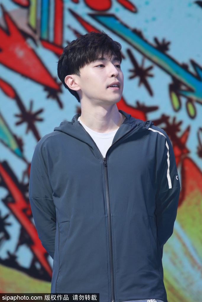 邓伦宁泽涛为运动品牌宣传同台PK阳光帅气