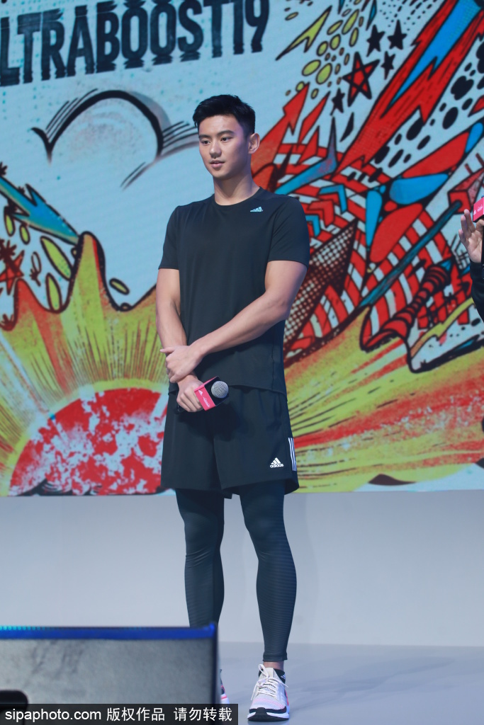 邓伦宁泽涛为运动品牌宣传同台PK阳光帅气