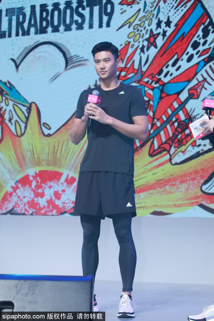 邓伦宁泽涛为运动品牌宣传同台PK阳光帅气