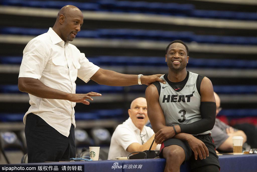 热火训练备战新赛季 韦德与莫宁谈笑风生