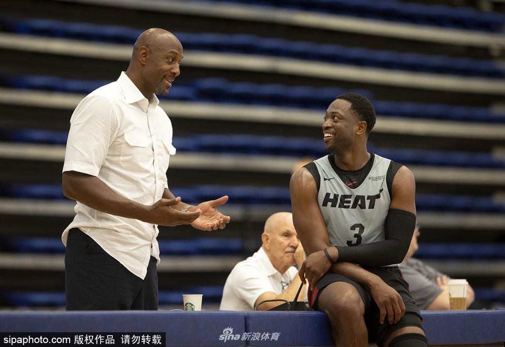 热火训练备战新赛季 韦德与莫宁谈笑风生