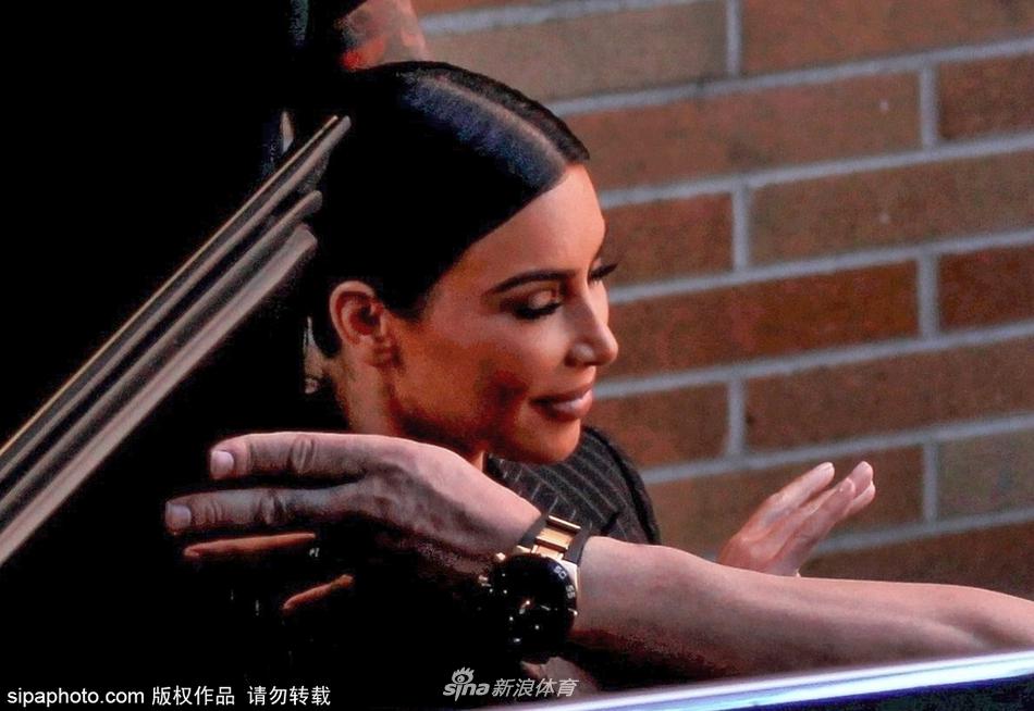 金・卡戴珊惊喜现身自家店铺