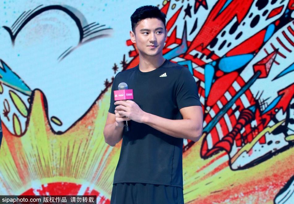 邓伦宁泽涛为运动品牌宣传同台PK阳光帅气