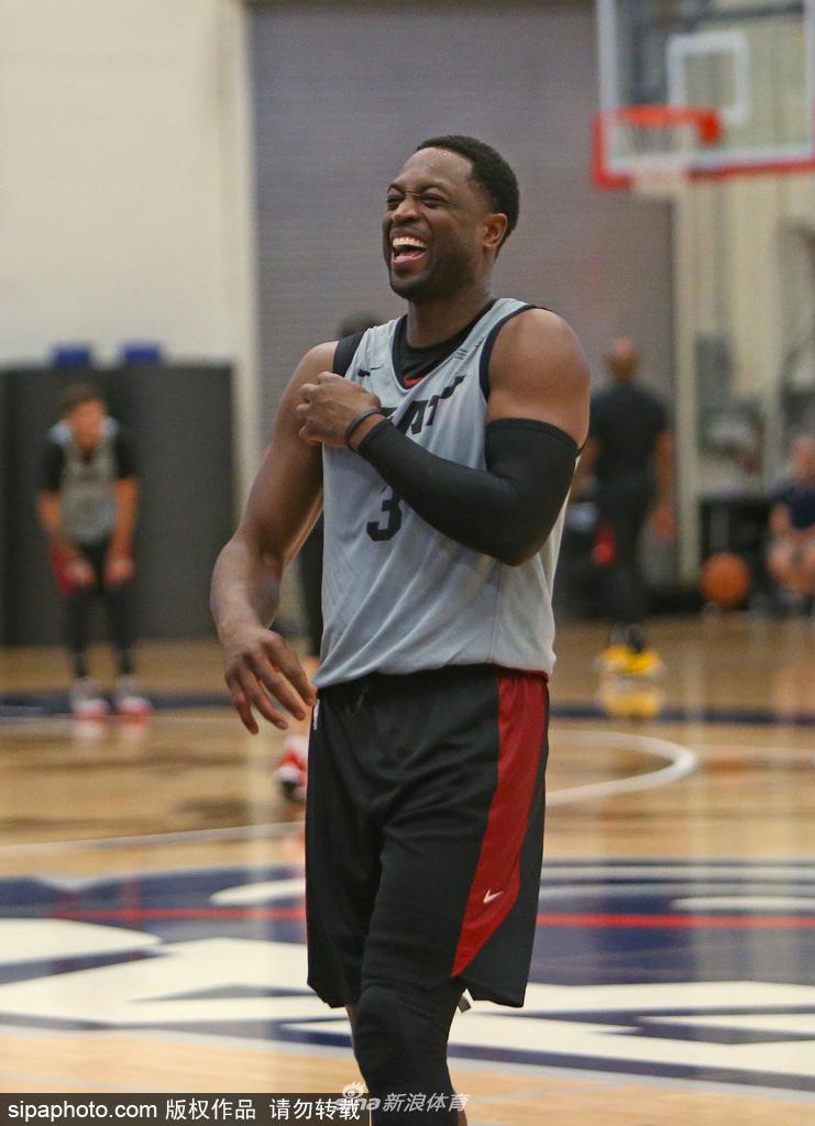 热火训练备战新赛季 韦德与莫宁谈笑风生