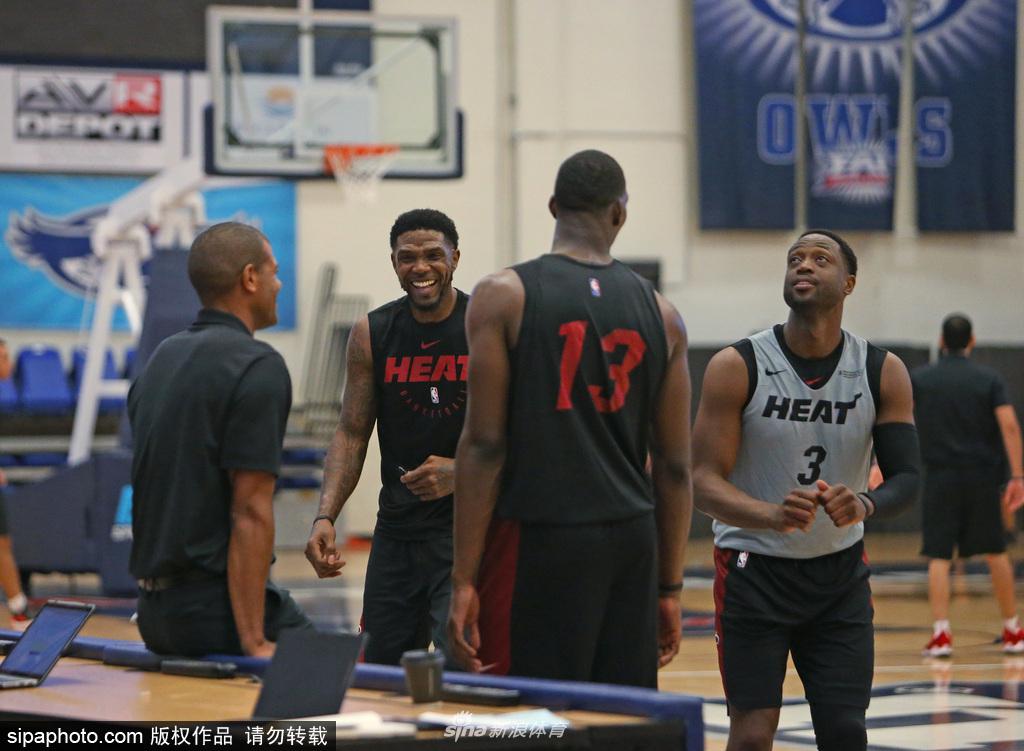 热火训练备战新赛季 韦德与莫宁谈笑风生