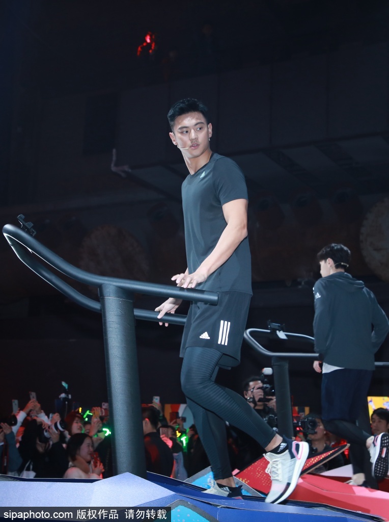 邓伦宁泽涛为运动品牌宣传同台PK阳光帅气