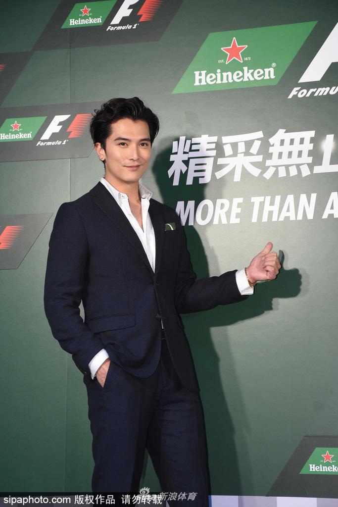 邱泽助阵f1帅气西装魅力四射